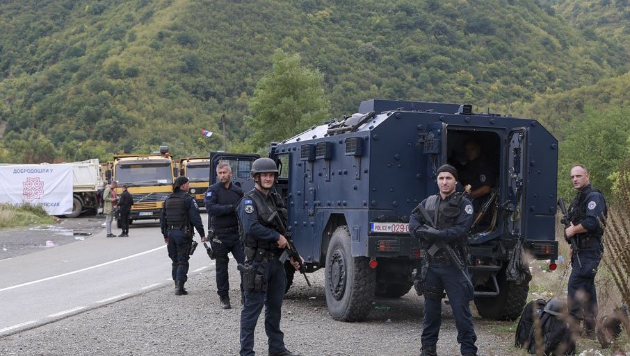 Ni mrtvim Srbima ne daju mira: Kurtijevi teroristi na sahrani od porodice oteli tijelo preminulog mladića