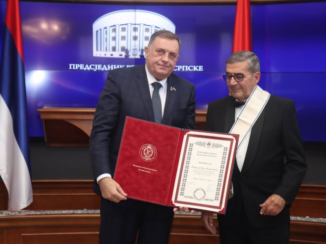 Profesor Srđa Trifković odlikovan Ordenom Njegoša prvog reda
