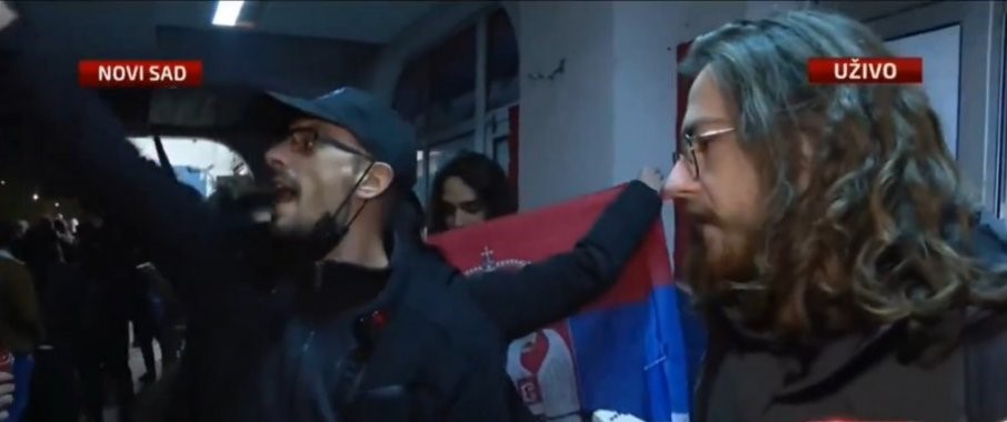 „Krv nije voda“: „Balšin mali“ ne umije da se iskontroliše kada ugleda trobojku, nasrće kao junac na crveno (VIDEO)