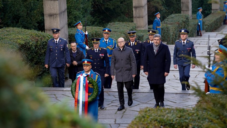 Neka živi Srbija u vječnosti: Vučević položio vijenac na Spomenik neznanom junaku na Avali