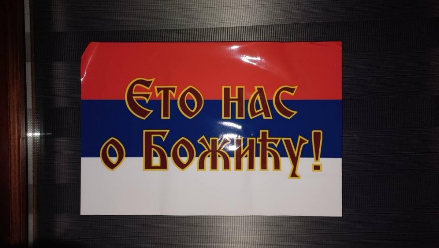 Sjever KiM oblijepljen plakatima: „Eto nas o Božiću“ (FOTO/VIDEO)