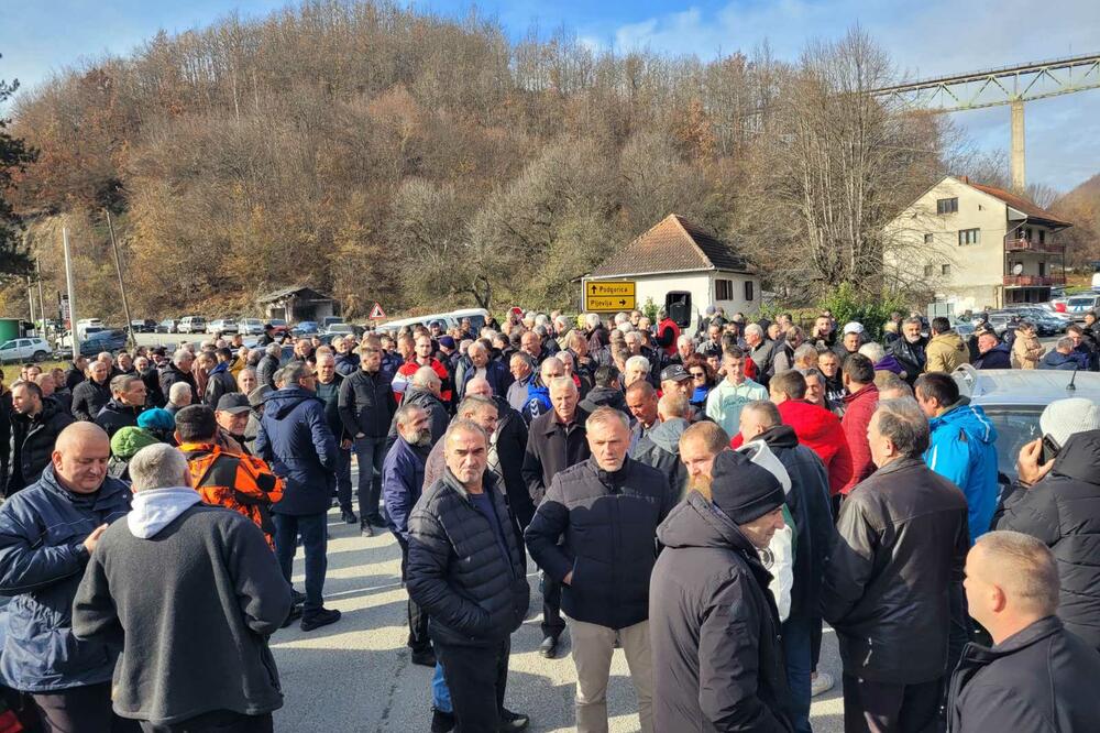 Mještani Vraneške doline blokirali put: Traže smjenu Brđanina i načelnika policije na sjeveru