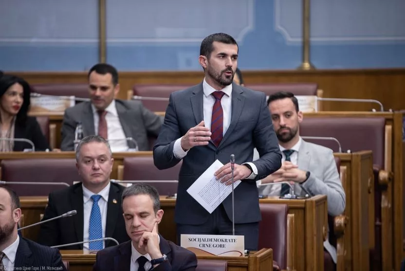 U nedostatku argumenata hvataju se zastave: SD, SDP i DPS još jednom pokazali zašto više nijesu vlast