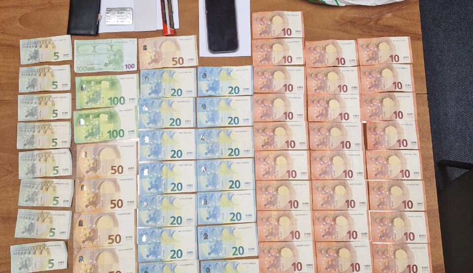 Danilovgrad: Uhapšen mladić, policija u autu pronašla narkotike i 1.400 evra