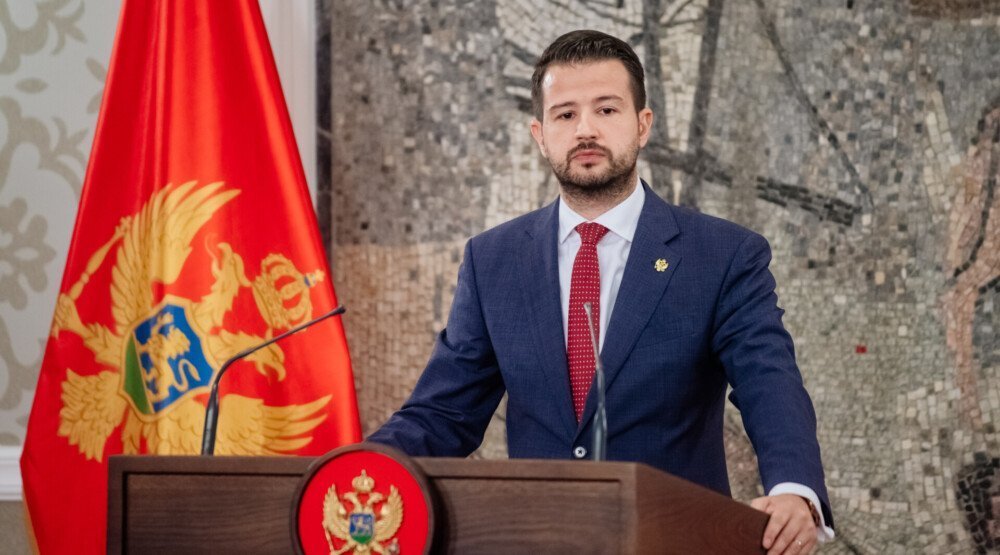 Rođače, kao predsjednik svih građana opet barjačiš crvenom „krpetinom“!