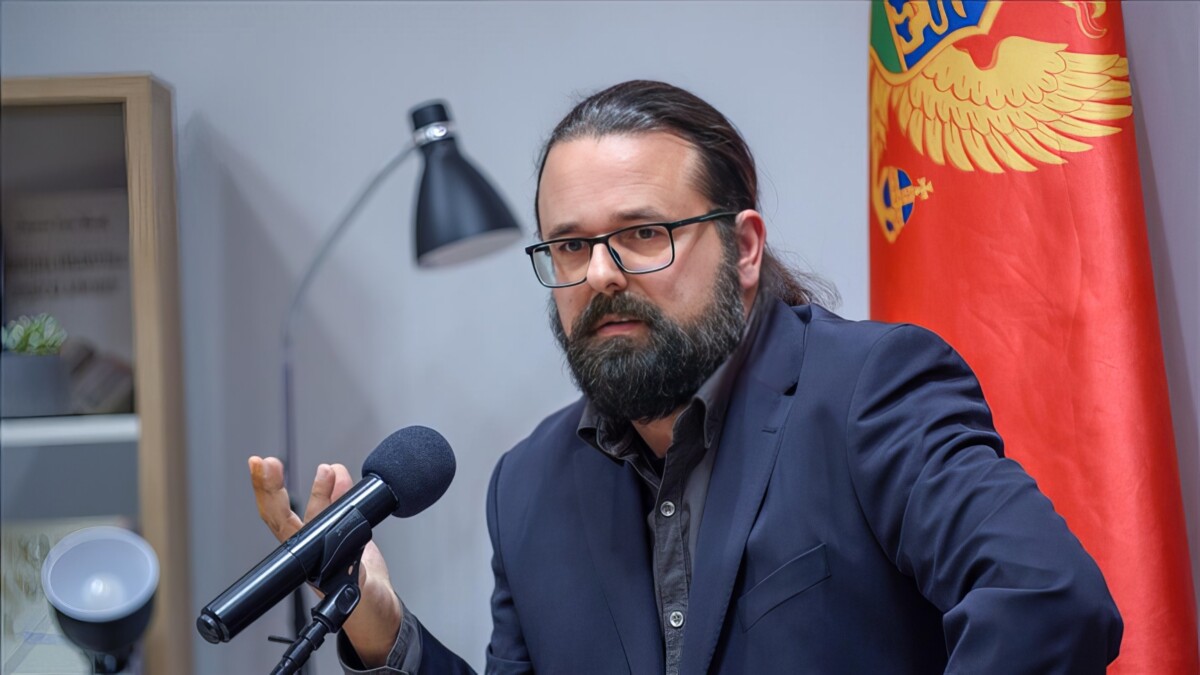 Vukićević: Oduzeti državne nagrade Nikolaidisu