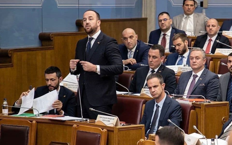 Đukanović nije došao na sjednicu Predsjedništva: Bojkotovalo ga pola opštinskih odbora, poslanik Nikolić optužio Vučića da cijepa DPS!