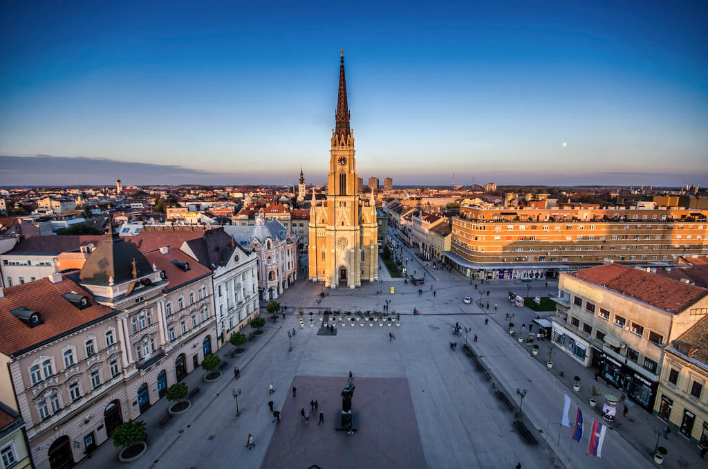 Užas u Novom Sadu: Sin ubio majku odsjekao joj glavu i bacio kod komšije, vikao da je đavo to uradio