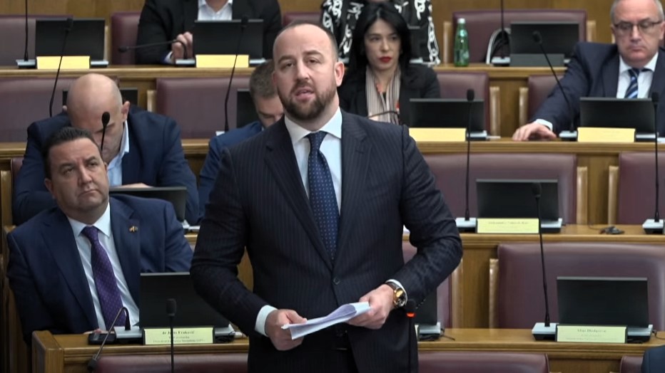 Naprasno se sjetili da mladi odlaze iz Crne Gore: DPS iz opozicije sada želi da rješava probleme koje su sami prouzrokovali