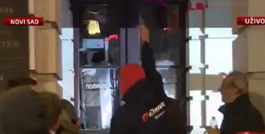 Haos u Novom Sadu: Horda demolira monumentalnu Gradsku kuću iz 19. vijeka (VIDEO)