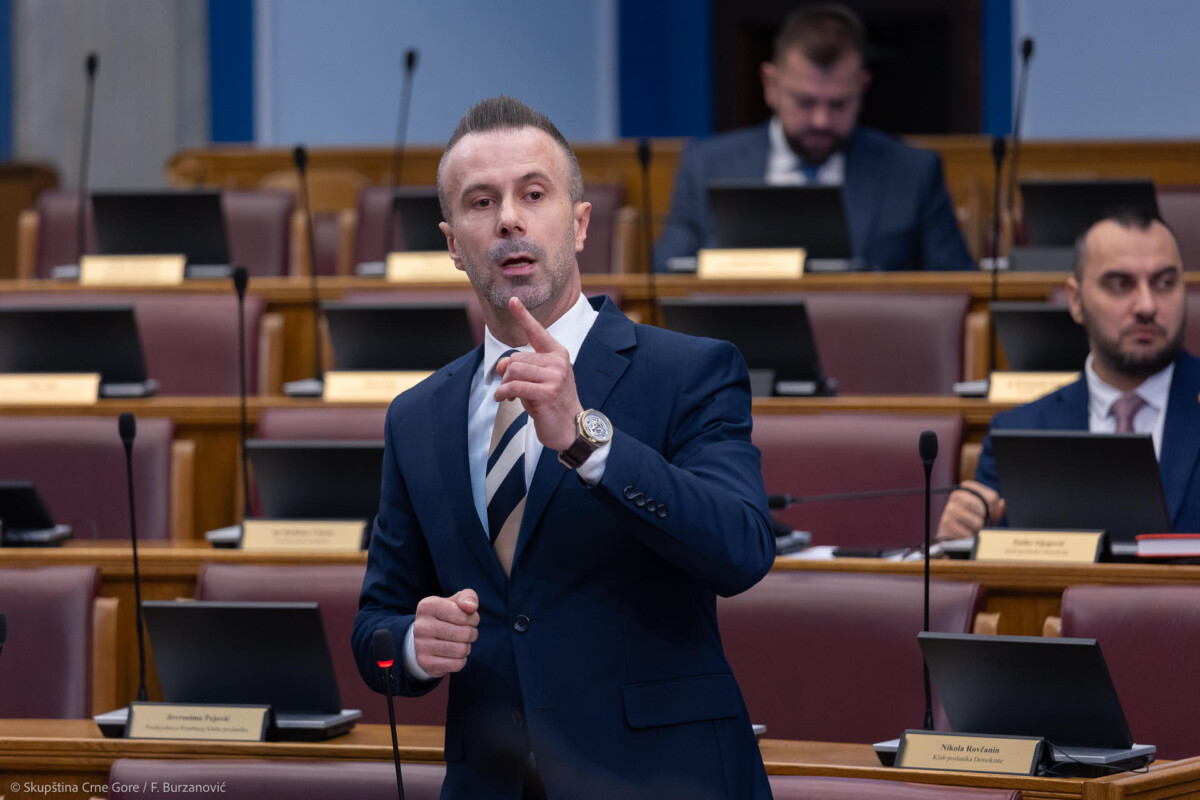 Bogdanović: Ministri na rukovodećim pozicijama ostavili kadrove Đukanovića, ovo je trenutak kada se bira – ili služba državi ili povratna karta partiji iz koje su potekli!