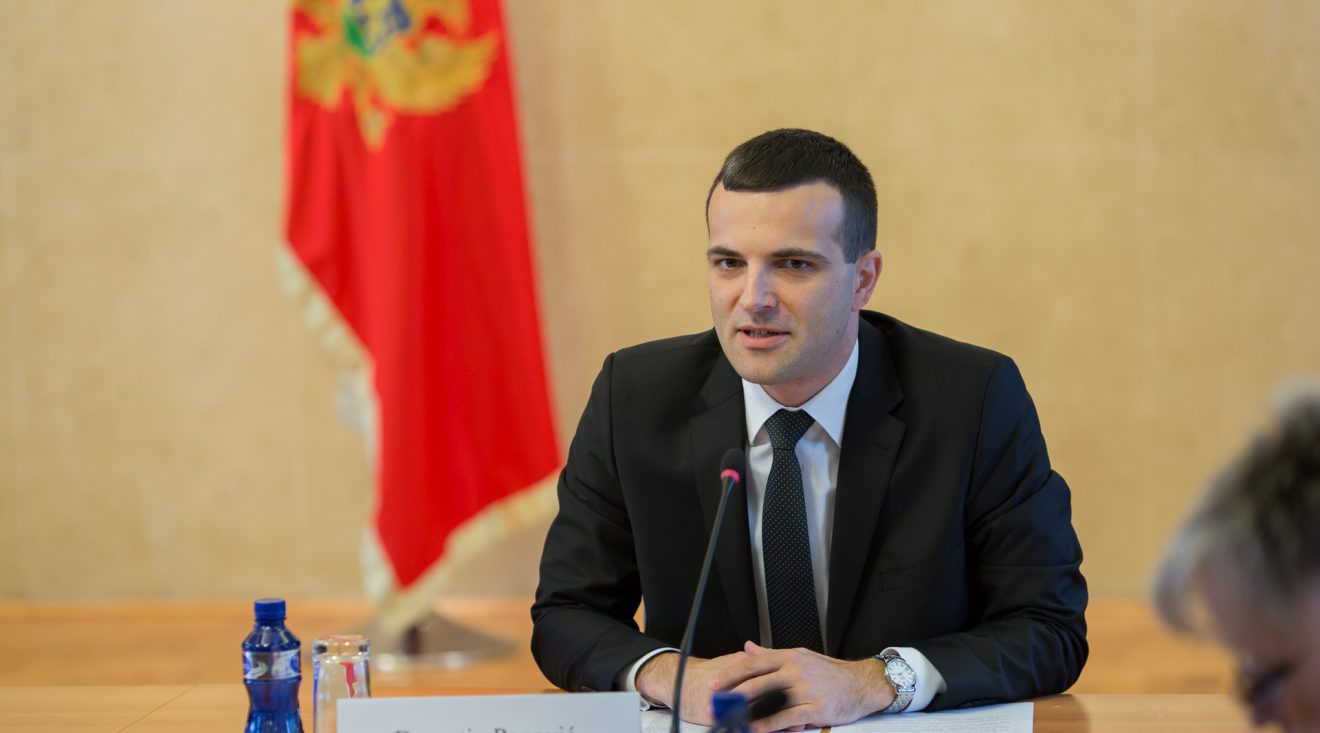 Papović u prazničnom raspoloženju: Bjelaši i četnici napadaju Njegoša!