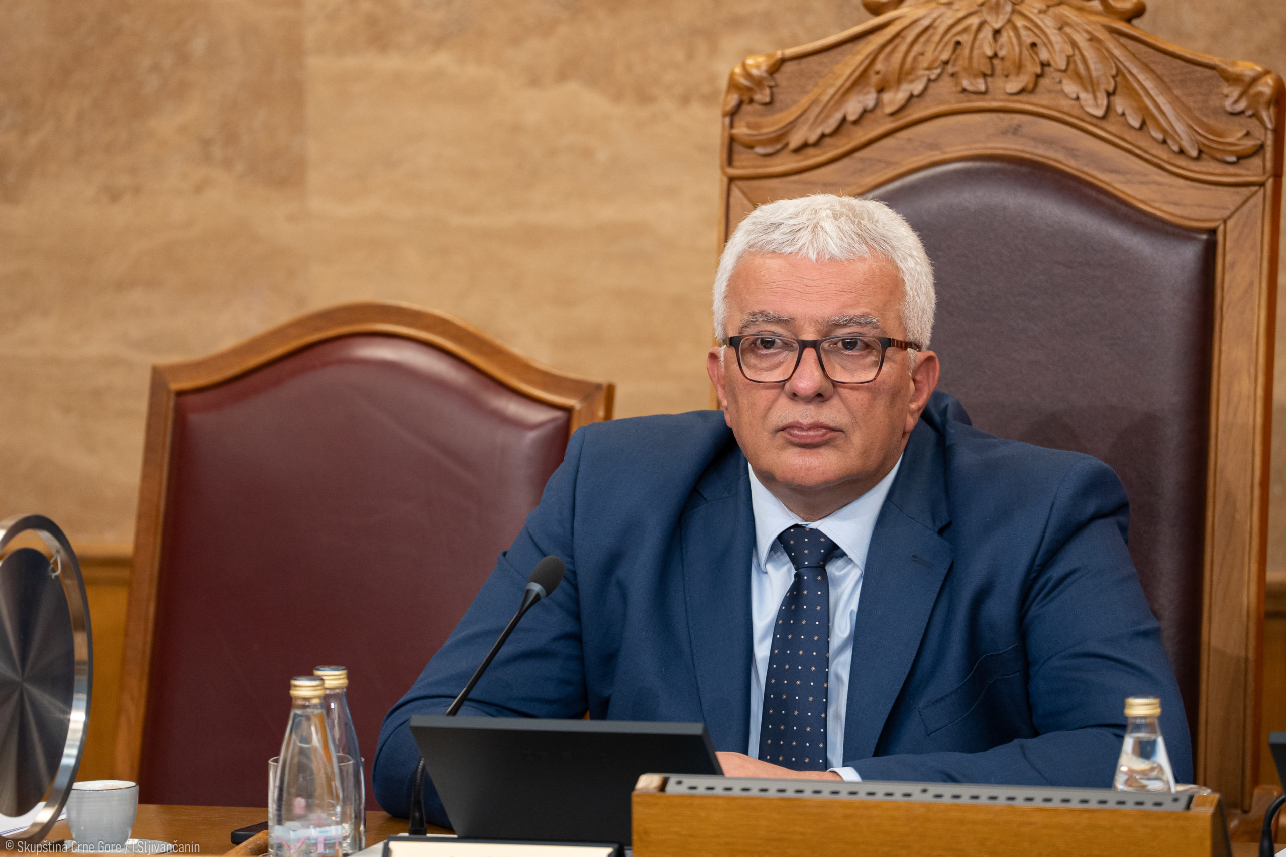 Šta to bjehoše Ustav i evropske vrijednosti: Cetinjski parlamentarci jednoglasno „zabranili“ Mandiću da kroči u „prijestonicu“