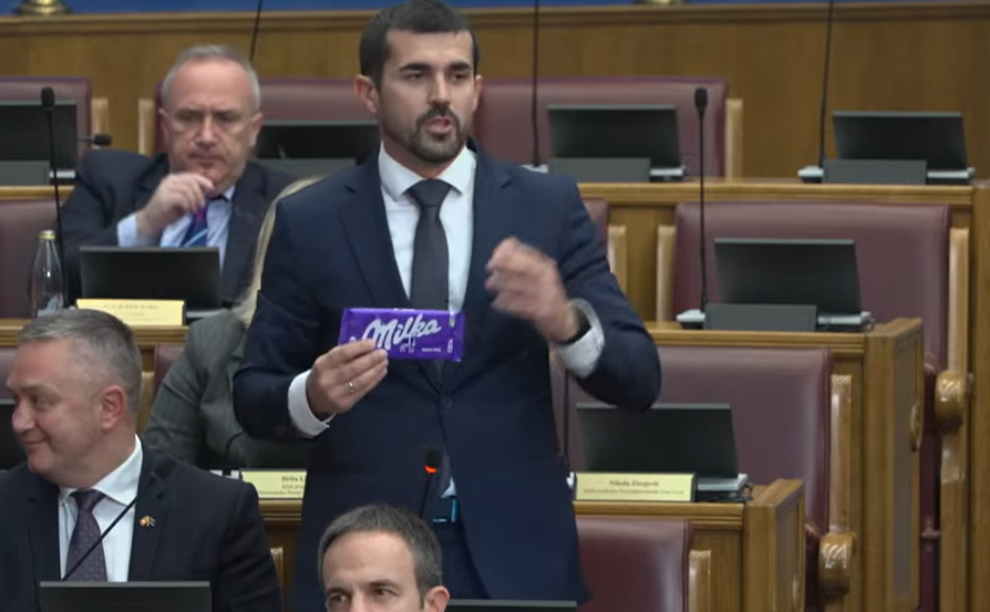Branislav Nenezić donio „Milku“ u Skupštinu: Ljut jer su Bokan i tajkuni povećali cijenu čokolade!