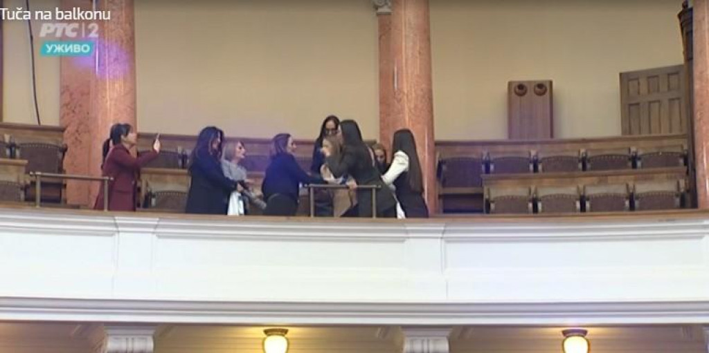 Drama u Skupštini Srbije: Sukob poslanica zbog spornog transparenta na galeriji