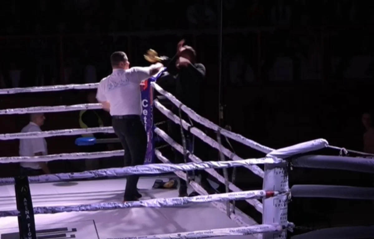 Incident na cetinjskom kik boks turniru: Sudija peharom udario trenera iz lažne države koji se neprimjereno ponašao u ringu (VIDEO)