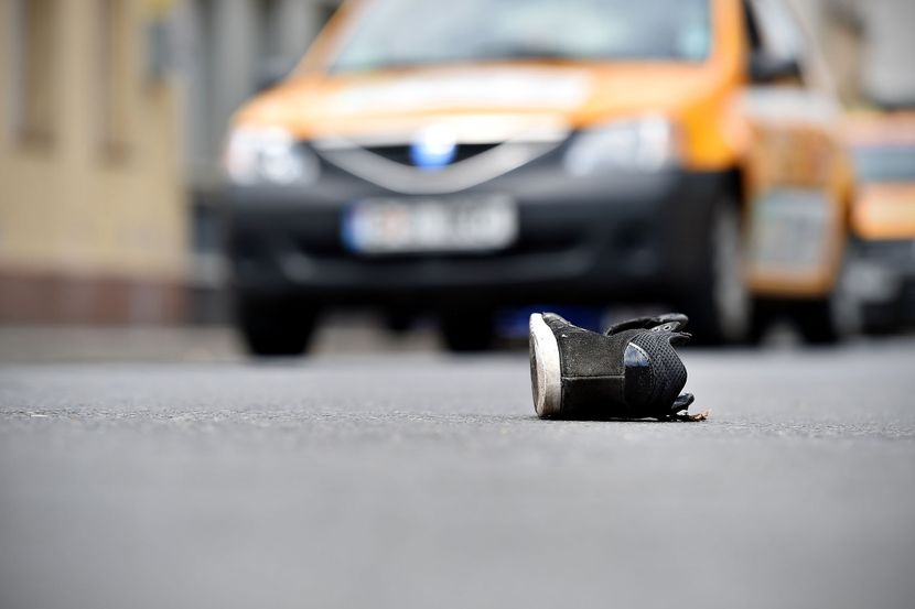 Maloljetnik automobilom udario mladića u Bijeloj, pa pobjegao sa lica mjesta