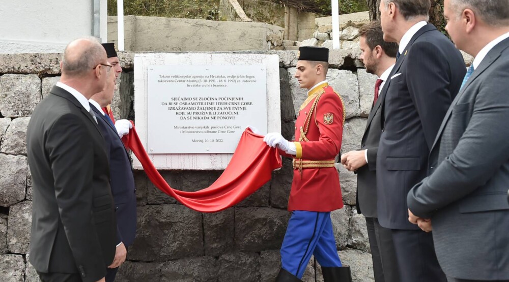 Lažni moralisti u misiji diskreditacije: Niko ni da pomene sramnu ploču u Morinju, i spomenik muslimanskom koljaču u Gusinju, ali im je sporna ulica Pavla Bulatovića!