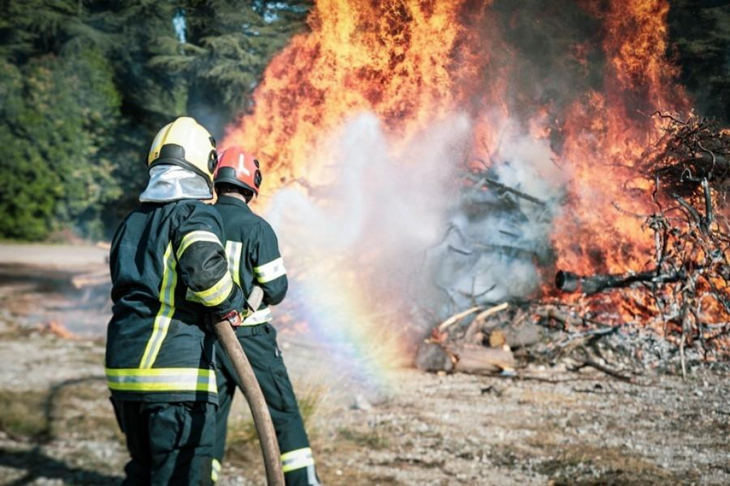 U bjelopoljskom selu buknuo požar u kući, vatrogasci pritekli u pomoć