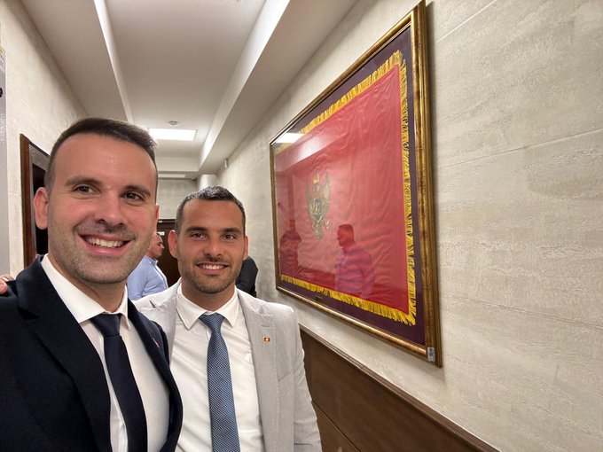 Spajić i Janović napravili selfi ispred crnogorske zastave u Skupštini: Dobrodošla kući