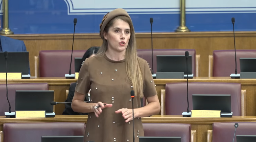 Sramni nastupi Aleksandre Vuković Kuč u Skupštini: I da 5.000 ljudi priča crnogorskim on će biti službeni, a da srpskim priča i preko 50% on će biti u službenoj upotrebi