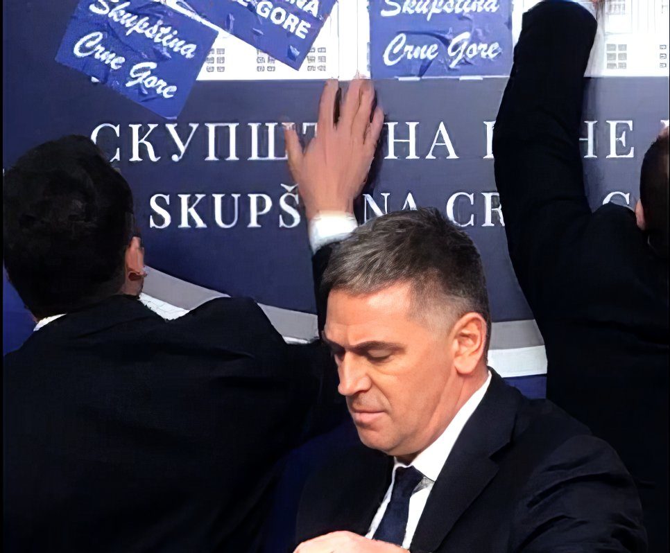 Na šta spade veliki DPS: Nekad vedrili i oblačili Crnom Gorom, danas im poslanici lijepe stikere a Milo im lupa u sulundare