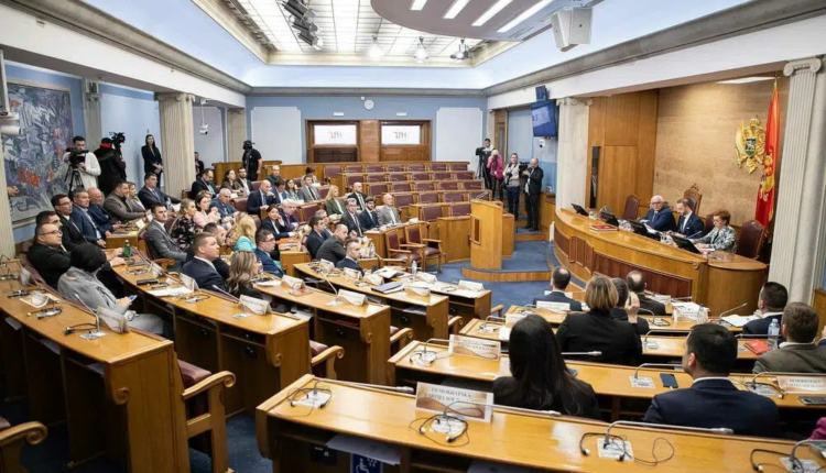Prekinuta sjednica Skupštine, tenzije između poslanika URE i Demokrata: „O čemu pričate, sram vas bilo; To je bilo bljutavo, sram vas bilo gospodine Konatar“