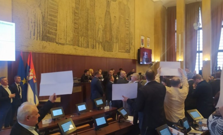 Prekinuli Skupštinu Vojvodine, nisu željeli da uklone transparente