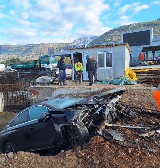 Automobil sletio u jarak u blizini Tivta  (FOTO)