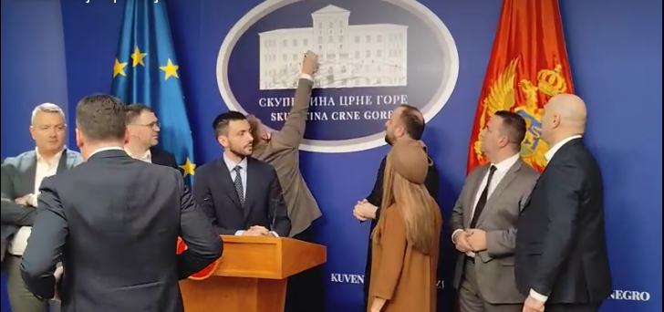 Huter i Anđušić hemijskama šaraju logo Skupštine, dok Živković kuka o „ustavnom puču“