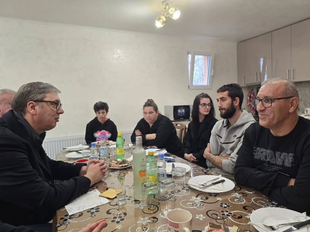 Vučić posjetio porodicu Firić koja je izgubila tri člana u nesreći u Novom Sadu: NISAM MOGAO DA UBLAŽIM BOL, ALI UVIJEK ĆU BITI UZ NJIH!