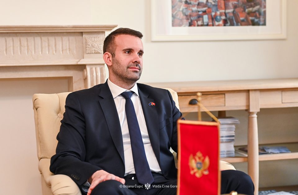 Spajić pita „Čipčiajti“ opoziciju: Postade li ovo Amerika kripto raj i centar vještačke inteligencije?