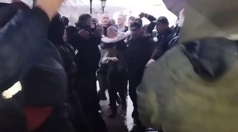 (VIDEO) Zamalo ga linčovali na Cetinju a sad sa njima formira vlast u Podgorici: Kako je Milatović iz redova tridesetoavgustovaca prešao u belvederske redove
