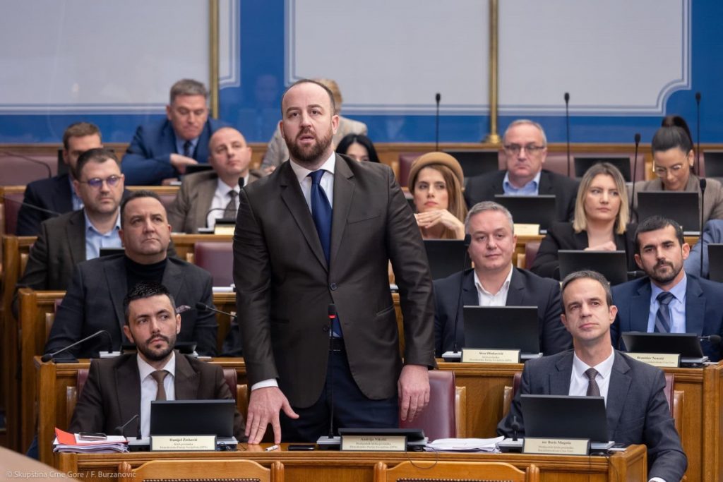 Nikolić: Kukavička parlamentarna većina uskratila poslanicima pravo da postavljaju pitanja