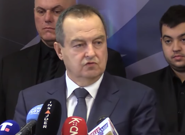 Dačić: Policija bila napadnuta, odveli su napadnutog dekana do bolnice, jer okupljeni nisu to dozvolili Hitnoj pomoći