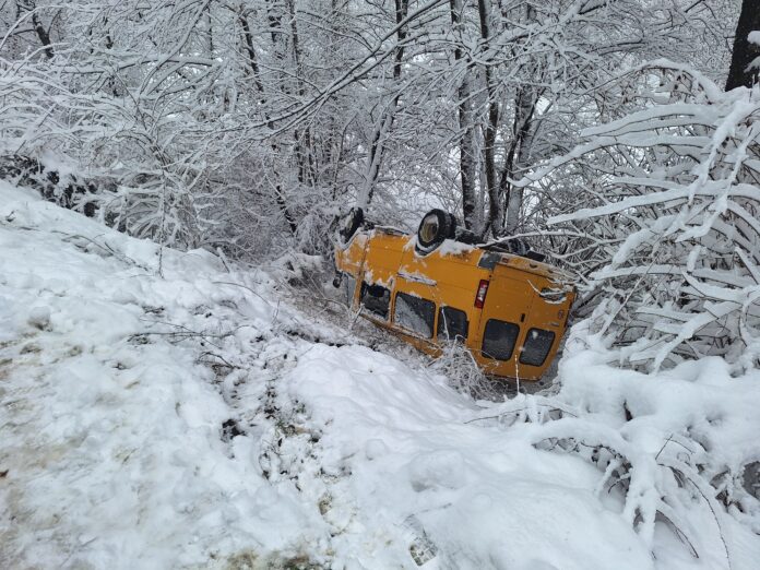 Školski kombi sa učenicima sletio sa puta u Petnjici