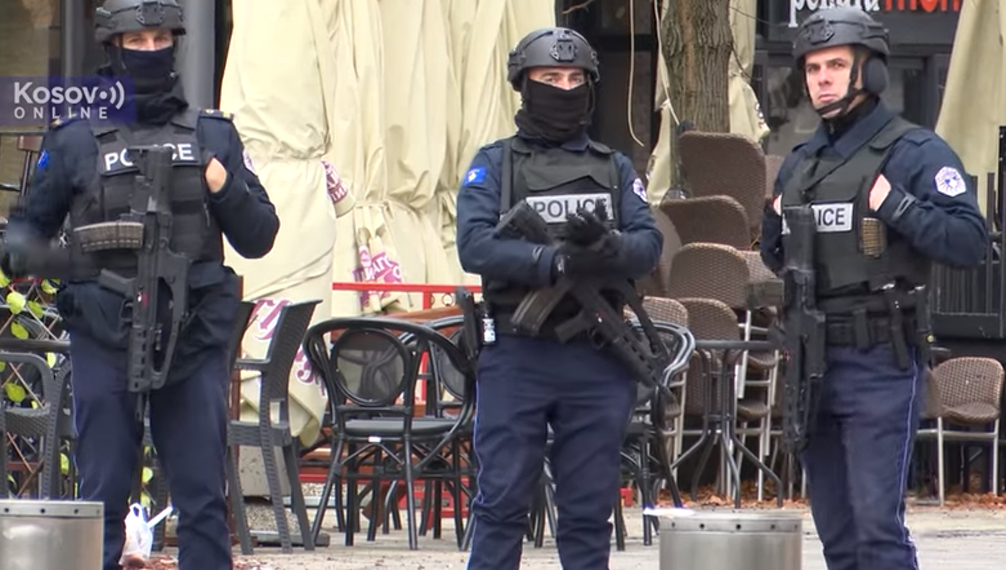Kurtijevi specijalci na šetalištu i gotovo svakoj raskrsnici na sjeveru Mitrovice – naoružani do zuba