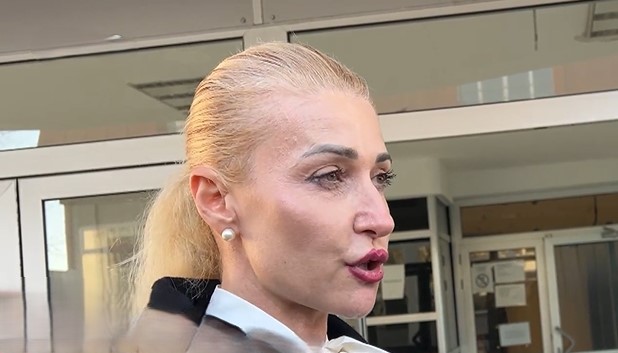 Monodrama supruge Milutina Simovića ispred SPO: Ponosna sam na ono što je proteklih 20 i kusur godina uradio za ovu državu