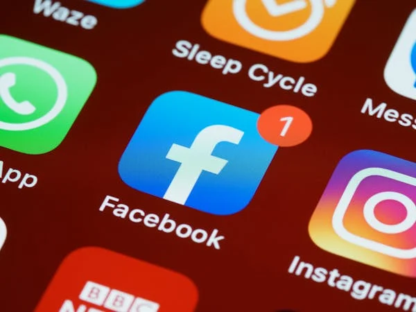 Pali Instagram i Facebook