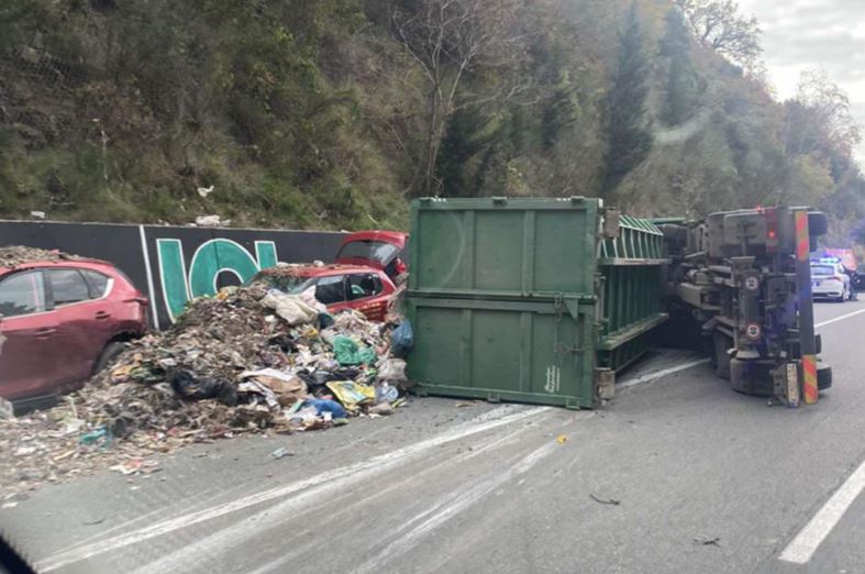 Buljarica: Prevrnuo se kamion, povrijeđena jedna osoba