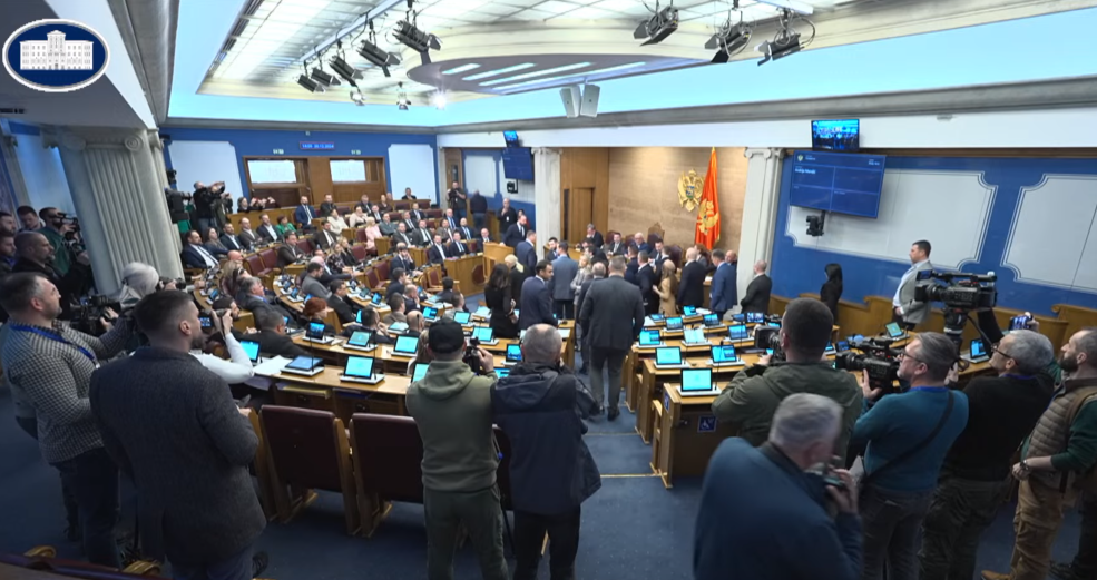 DPS i URA opet blokirali Skupštinu: Ne dozvoljavaju da se održi premijerski sat, Mandić prekinuo sjednicu