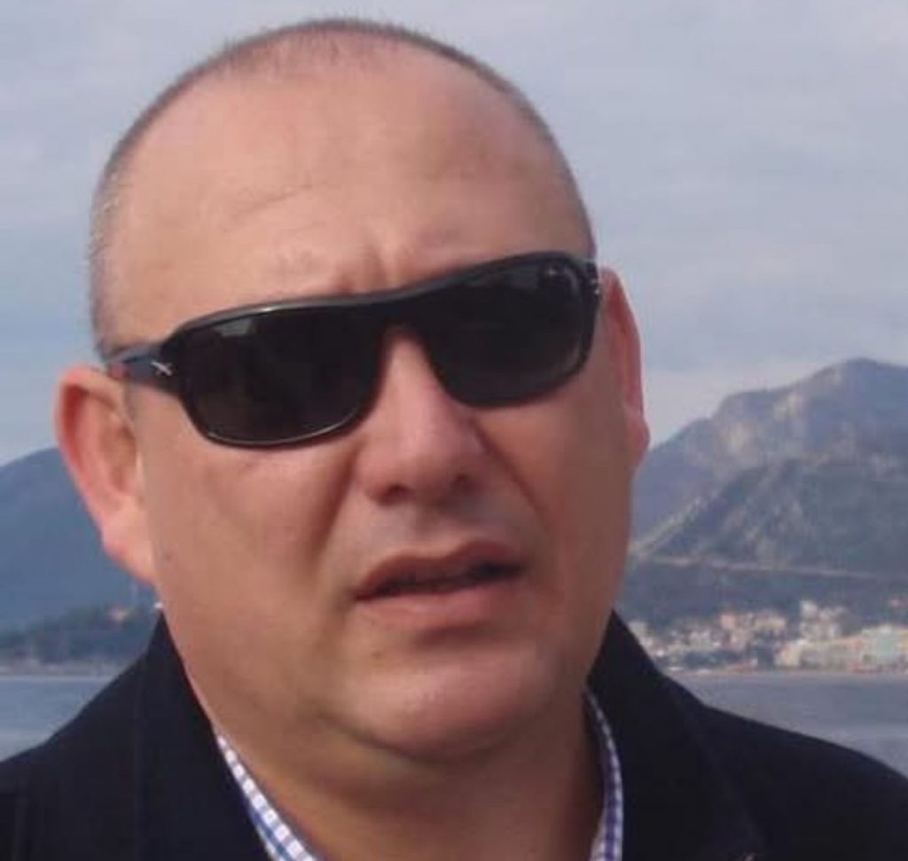 Profesor istorije u Gimnaziji Predrag Ražnatović: Organizatori protesta oblijepili plakate sa direktorkinom slikom i pozivaju na dodatno raspinjanje