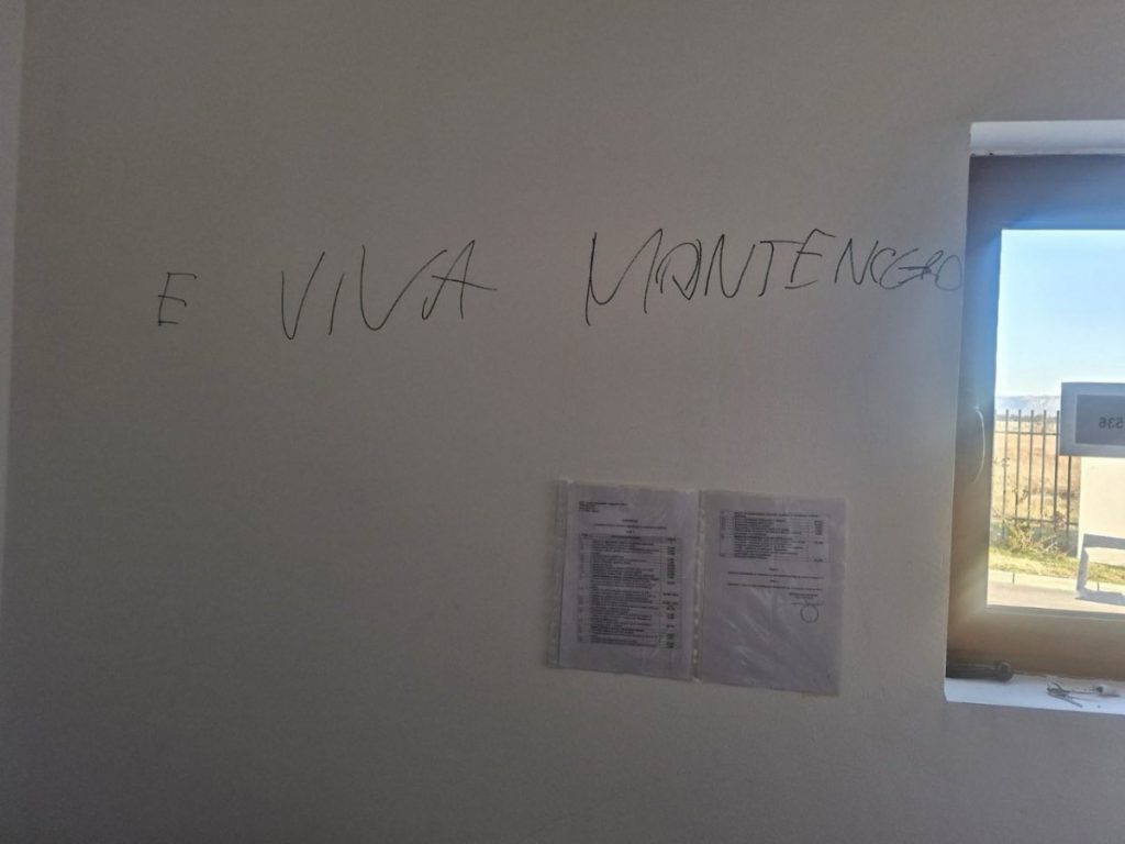 Vandalski čin u Golubovcima: Obijena kapela, ostavljena „patriotska“ poruka na zidu