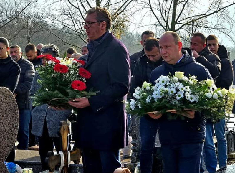 „Neovisni“ Šolakovi mediji prećutali Vučićevo prisustvo pomenu: Ćutanjem potvrdili da tragediju koriste samo za političke ciljeve!