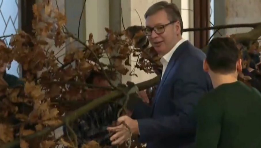 Vučić unio badnjak u zgradu Predsjedništva, prisutna i djeca iz Crne Gore: Beograd je vaš koliko je i naš