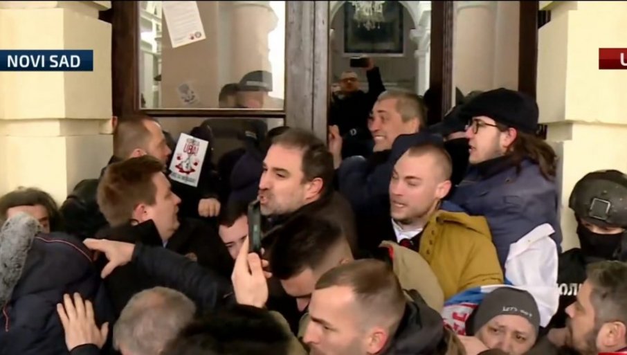 Opozicija upala u zgradu Skupštine Novog Sada: Polomili staklo na vratima!