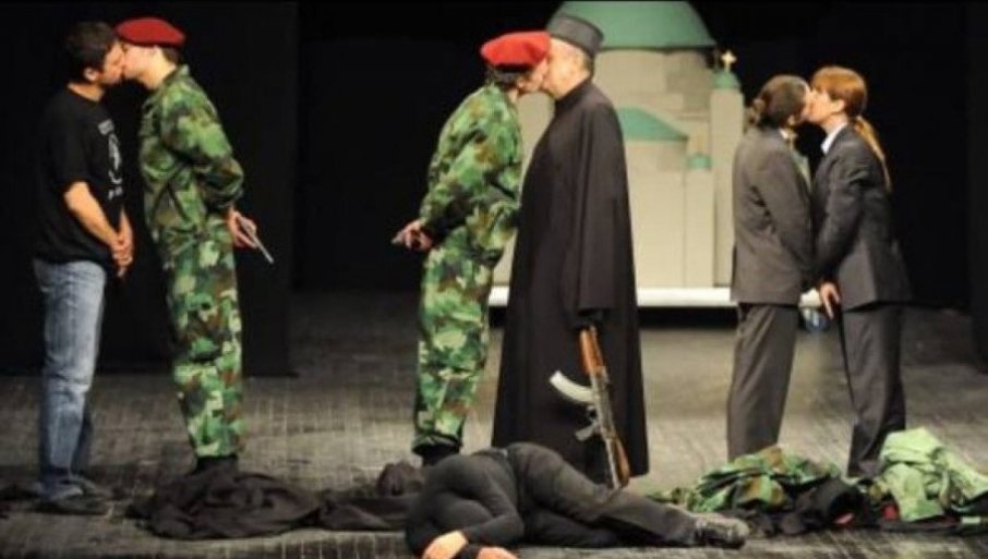 (FOTO) Sramne scene na blokadama fakulteta u režiji druge Srbije: Gej sveštenici i gej vojnici sa kalašnjikovima