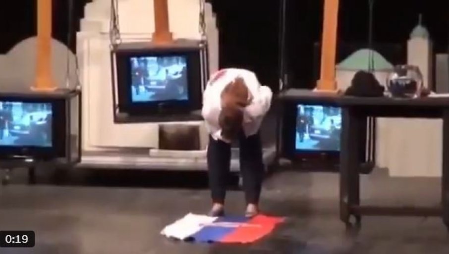 SKANDAL na studentskoj predstavi: Glumica povraća po zastavi Srbije! (VIDEO)