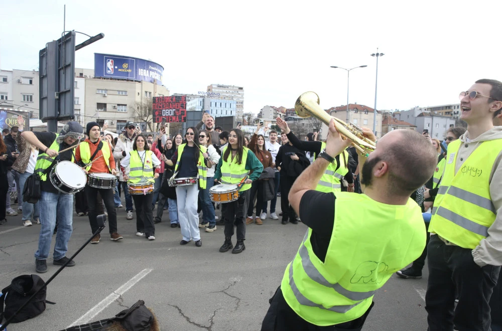 „After“ na Autokomandi i „dostojanstven“ pijetet prema žrtvama: „Grmi“ muzika, sviraju trubači, peče se prase (VIDEO)