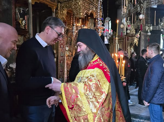 Vučić na Božićnoj liturgiji u manastiru Hilandar! (VIDEO)